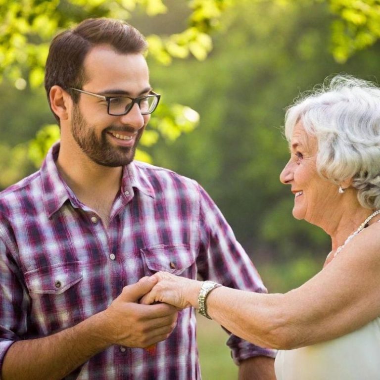 Alltagshilfe in Iserlohn mit Herz Pflegekraft hält Seniorin die Hand im Garten – Alltagshilfe Iserlohn